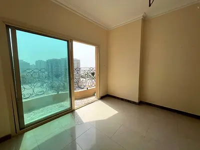 ثلاث غرف وصالة بمساحات واسعة – بلكونة بإطلالة مفتوحة – خزائن حائط – جيم ومسبح وساونا وبخار – 3 حمامات – موقع مميز قريب من الخدمات