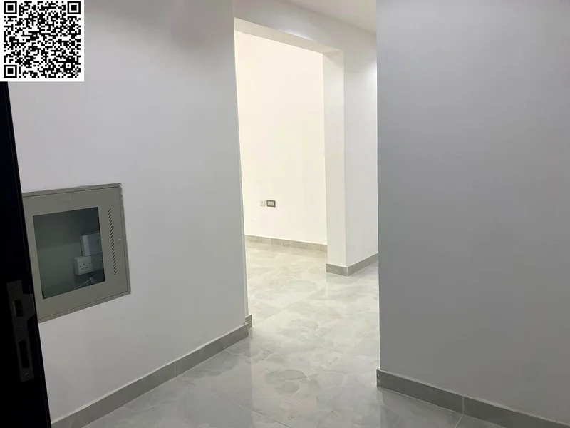 الشقة الرئيسية الفاخرة المكونة من غرفتي نوم، للمستأجر الأول، مع تشطيبات فاخرة، 3 حمامات، شرفة، خزائن مدمجة، تكييف مركزي63715947842306111