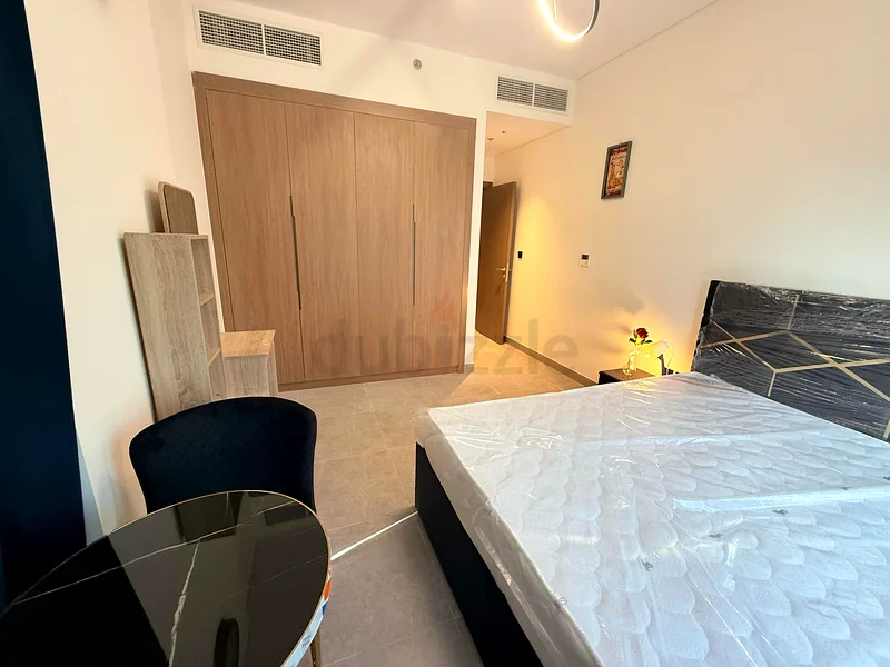 غرفة تنفيذية متاحة للإيجار بالقرب من برج الإمارات مترو شارع الشيخ زايد63797699332610113