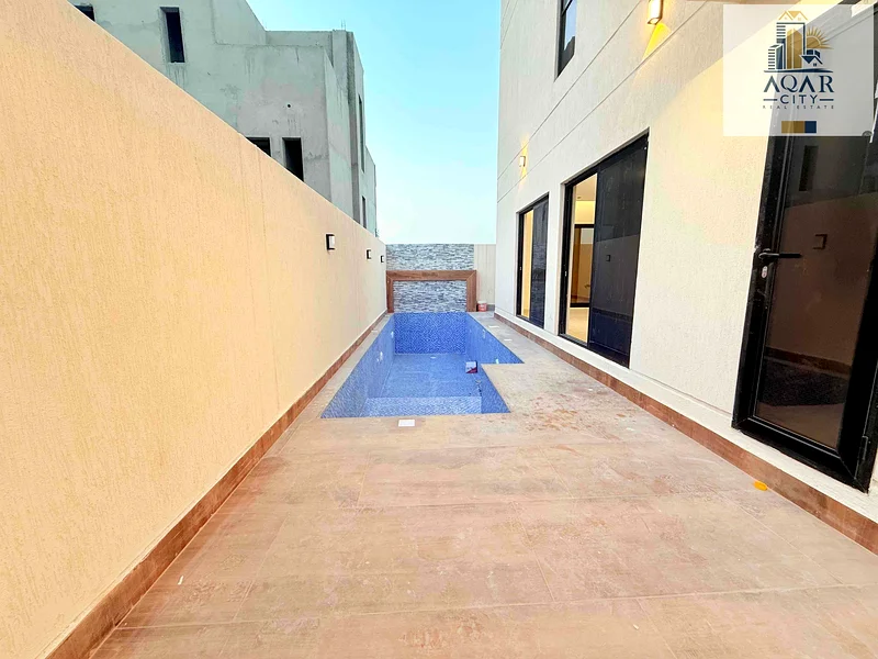 فيلا للبيع، متضمنة الكهرباء والماء، مساحة كبيرة أمام الفيلا، تم تركيب جهاز تكييف هواء، تحتوي الفيلا على طابق أرضي وأول وطابق السطح، وتحتوي على مسبح63905218124290114