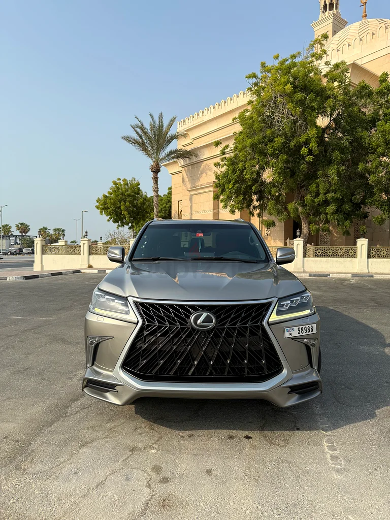 Lady driven Lexus LX 57063612073540483111