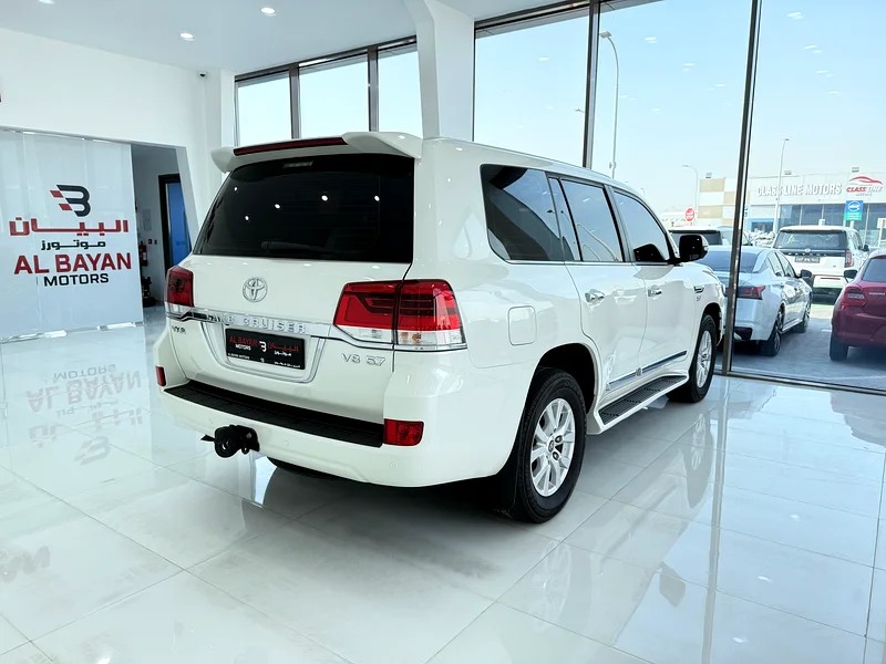 Toyota Land Cruiser VXR V8 5.7 White / Beige Gulf 202163613130192513113
