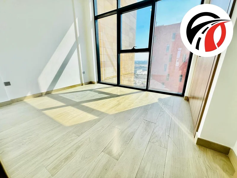 شقة كبيرة بثلاث غرف نوم وصالة بسعر 140 ألف درهم، اتصل الآن63802871401729112