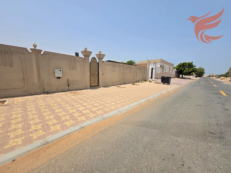 فيلا فسيحة مكونة من 5 غرف نوم للإيجار في الضيط الجنوبي بسعر 80 ألف درهم63814659755394114