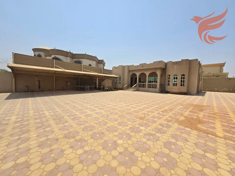 فيلا فسيحة مكونة من 5 غرف نوم للإيجار في الضيط الجنوبي بسعر 80 ألف درهم63814659755394113