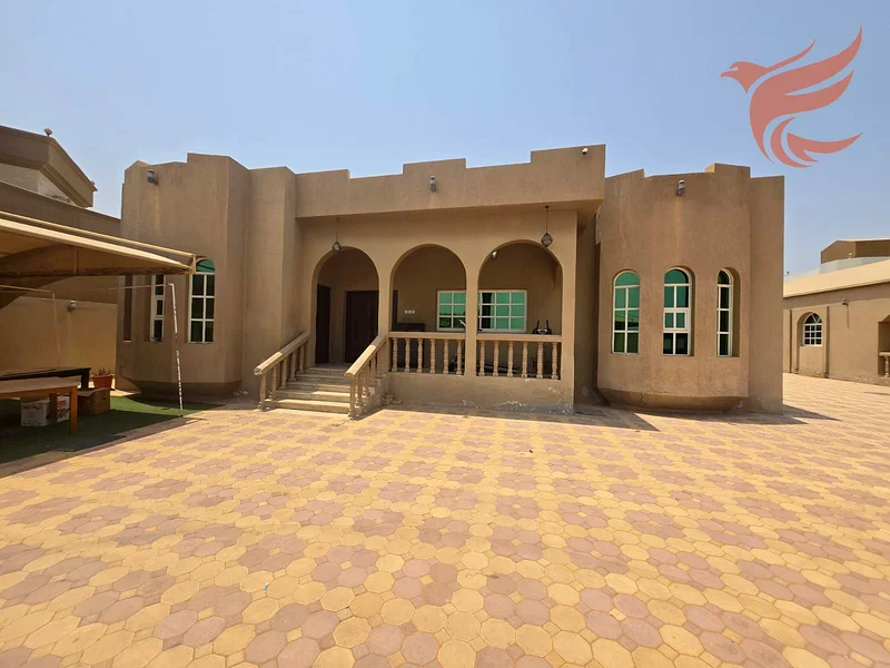 فيلا فسيحة مكونة من 5 غرف نوم للإيجار في الضيط الجنوبي بسعر 80 ألف درهم63814659755394110