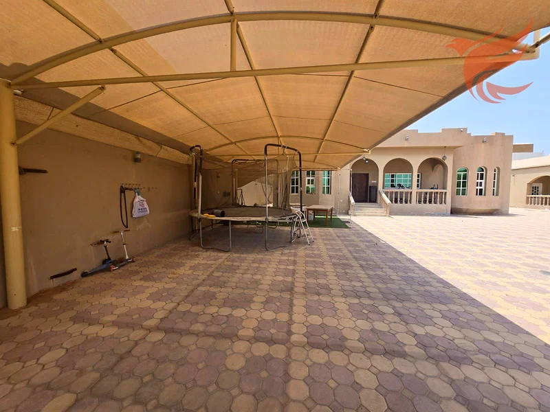 فيلا فسيحة مكونة من 5 غرف نوم للإيجار في الضيط الجنوبي بسعر 80 ألف درهم63814659755394111