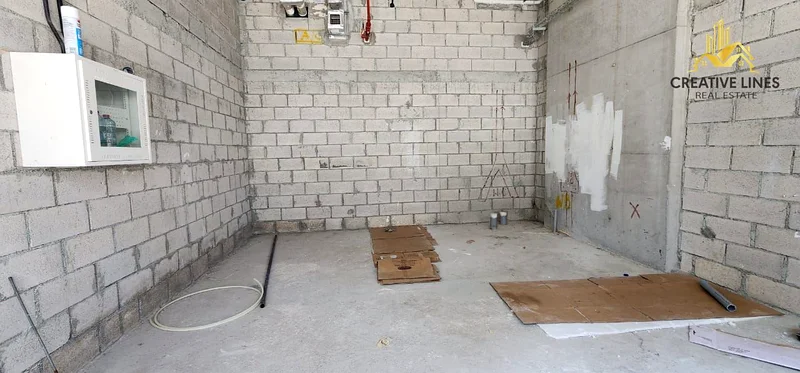 محل تجاري متاح في موقع ساخن مع واجهة شارع63621694205826112