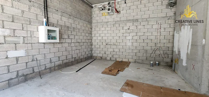 محل تجاري متاح في موقع ساخن مع واجهة شارع63621694205826111