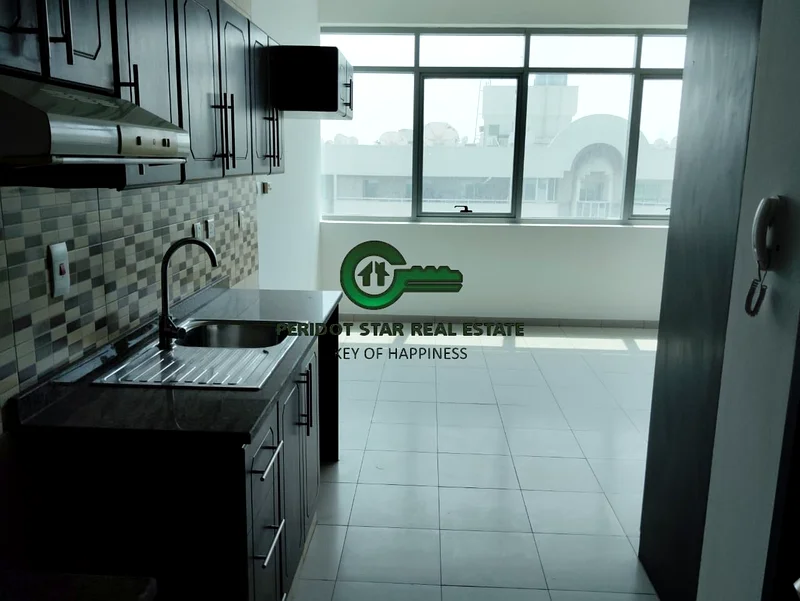 شقة استوديو واسعة متاحة للإيجار بالقرب من محطة المترو63727478305411111
