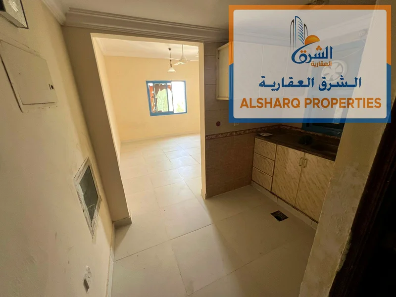 ستوديو فاخر بمساحة كبيرة ومطبخ منفصل للإيجار في موقع حيوي وخدمي وممتاز63721432307330113