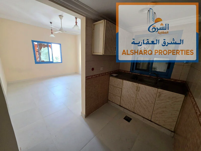 ستوديو فاخر بمساحة كبيرة ومطبخ منفصل للإيجار في موقع حيوي وخدمي وممتاز63721432307330114