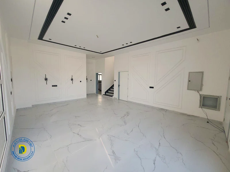 فيلا للبيع في الهيليو 2، فيلا سكنية تجارية عائلية حديثة، 5 غرف وسطح، على شارع رئيسي، وبسعر ممتاز63906248624897112