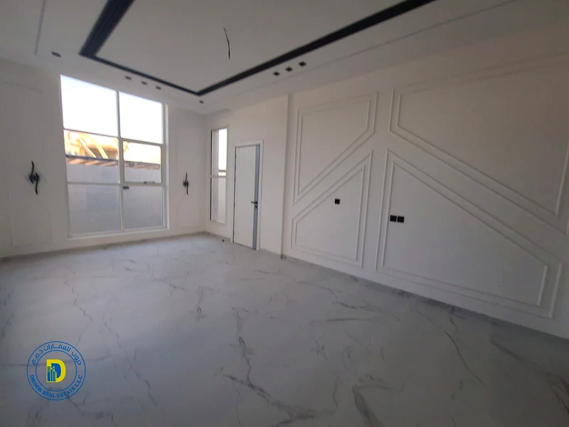 فيلا للبيع في الهيليو 2، فيلا سكنية تجارية عائلية حديثة، 5 غرف وسطح، على شارع رئيسي، وبسعر ممتاز63906248624897114