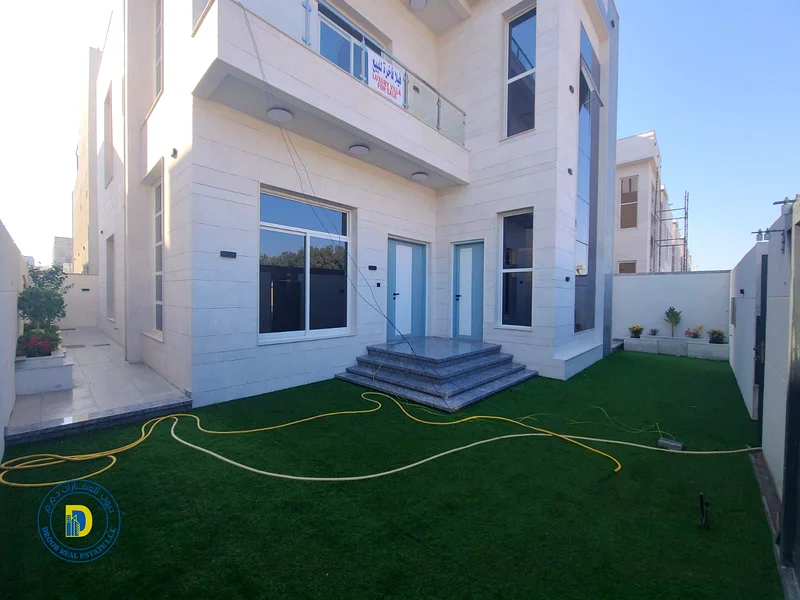 فيلا للبيع في الهيليو 2، فيلا سكنية تجارية عائلية حديثة، 5 غرف وسطح، على شارع رئيسي، وبسعر ممتاز63906248624897111