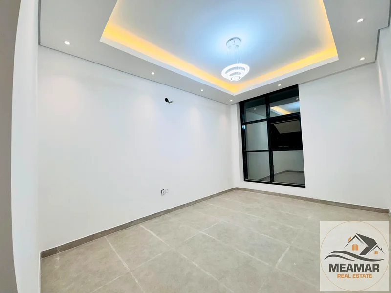 تاون هاوس بمساحة أرض كبيرة وفناء، و4 غرف وسطح.63907479751298112