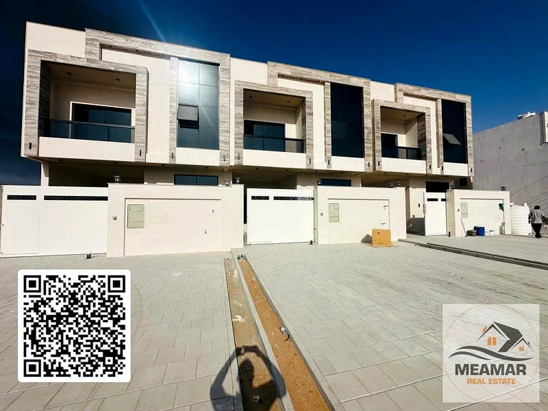 تاون هاوس بمساحة أرض كبيرة وفناء، و4 غرف وسطح.63907479751298110