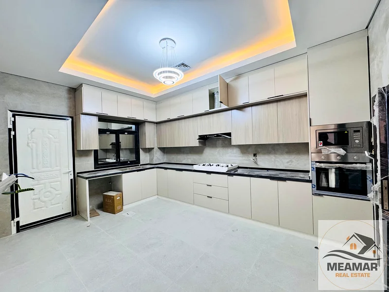 تاون هاوس بمساحة أرض كبيرة وفناء، و4 غرف وسطح.63907479751298114