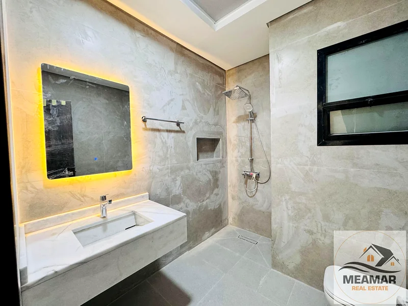 تاون هاوس بمساحة أرض كبيرة وفناء، و4 غرف وسطح.63907479751298113