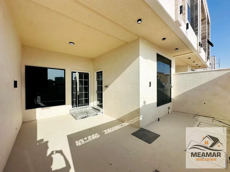 تاون هاوس بمساحة أرض كبيرة وفناء، و4 غرف وسطح.63907479751298111