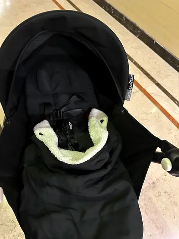 Babyzen yoyo2 stroller with newborn pack and 6+ color pack almost new