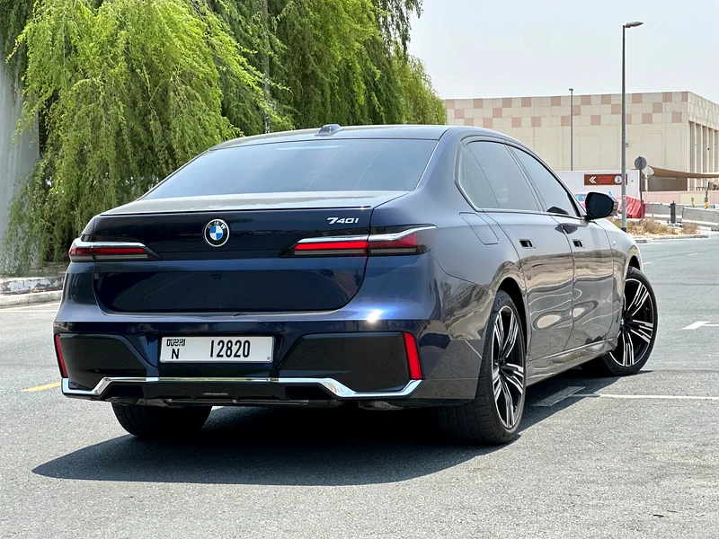 بي إم دبليو 740i63612445575427112