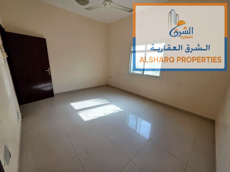 A new, upscale studio in a family building. It is very clean, has a large area, and a large, separate kitchen.63723377504259113