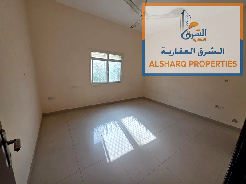 A new, upscale studio in a family building. It is very clean, has a large area, and a large, separate kitchen.63723377504259111