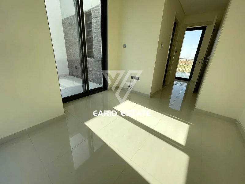 R3m|غير مفروش|مطبخ مغلق| غرفة معيشة كبيرة63740961616771113