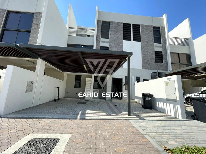 R3m|غير مفروش|مطبخ مغلق| غرفة معيشة كبيرة63740961616771110