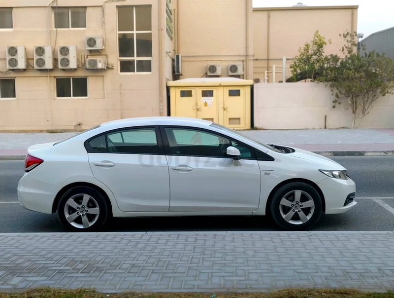 Honda civic 2013 Mid option Super clean Low kilometers 187300 White outside Fabric Seats VTI 1.8CC63612064646529114