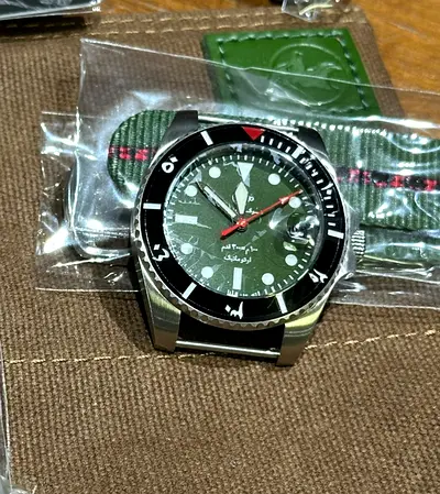 Stylish Mens Dive Watch - Perfect for Adventures! 77/189