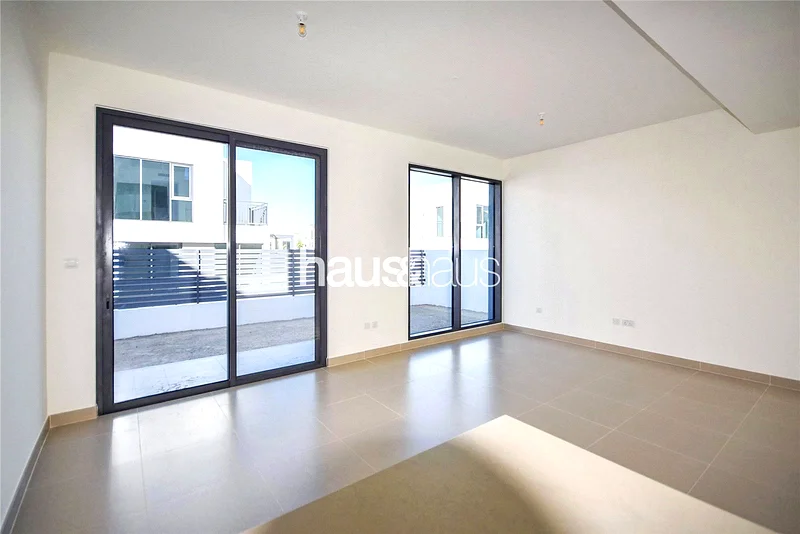 Vacant on Transfer | Corner Plot | Great Location64046334967810112