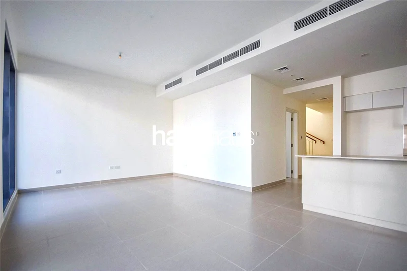 Vacant on Transfer | Corner Plot | Great Location64046334967810114