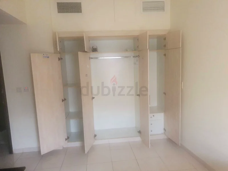 غرفة نوم خاصة مفروشة مع حمام داخلي ومواقف سيارات مجانية في الطابق السفلي63624070582787111