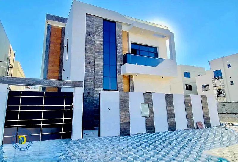 فيلا فاخرة، تصميم حديث، شارع وحارة، 5 غرف، مسبح على السطح وداخلي، بسعر خاص جدًا63906248572931111