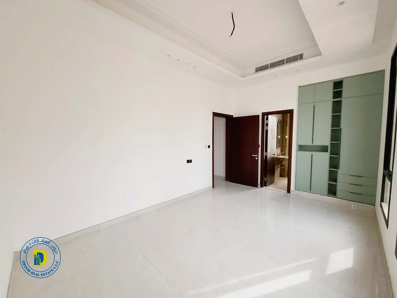 فيلا فاخرة، تصميم حديث، شارع وحارة، 5 غرف، مسبح على السطح وداخلي، بسعر خاص جدًا63906248572931114