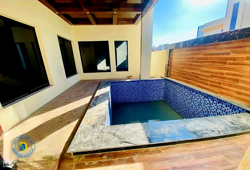 فيلا فاخرة، تصميم حديث، شارع وحارة، 5 غرف، مسبح على السطح وداخلي، بسعر خاص جدًا63906248572931112