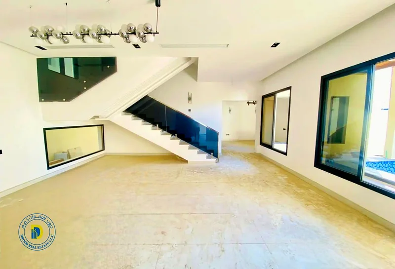 فيلا فاخرة، تصميم حديث، شارع وحارة، 5 غرف، مسبح على السطح وداخلي، بسعر خاص جدًا63906248572931113