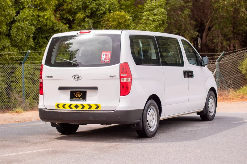 12-Seater Passenger Van | Automatic | GCC Specs | Ref#H1067863612085373185112