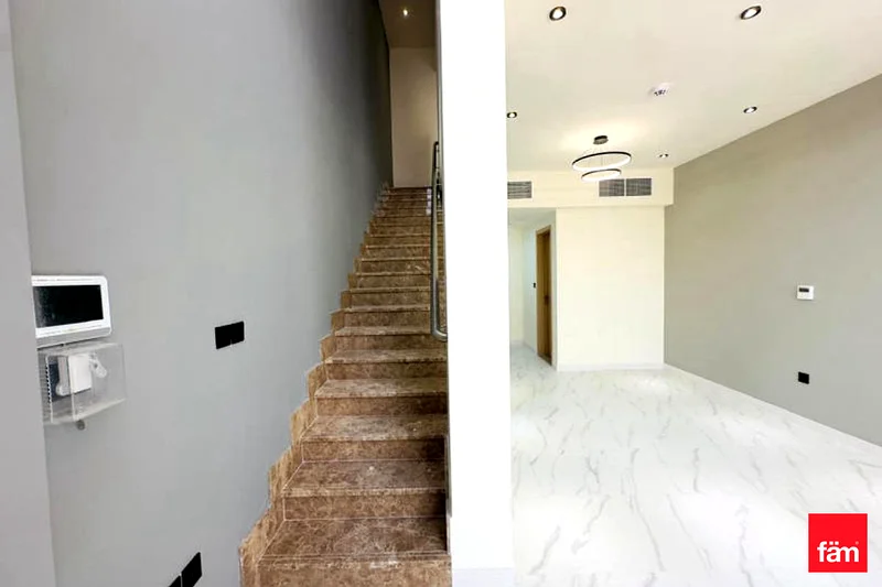 يواجه الشارع | جاهز للانتقال | وحدة متوسطة63735762486913113