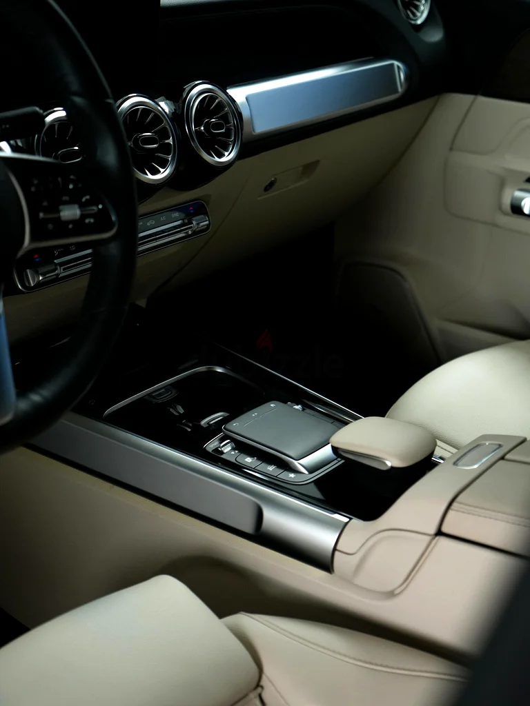 2022 Mercedes-Benz GLB 250  4MATIC – White | AED 110,00063613737354498113