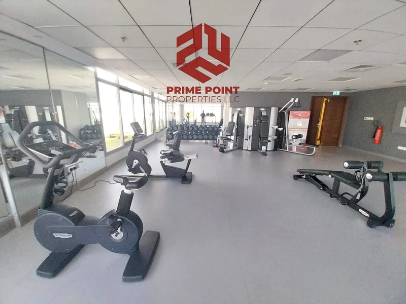 مطبخ مغلق بإطلالة على المنطقة الخضراء شاسع وفاخر ومفروش بالكامل63978120796930113