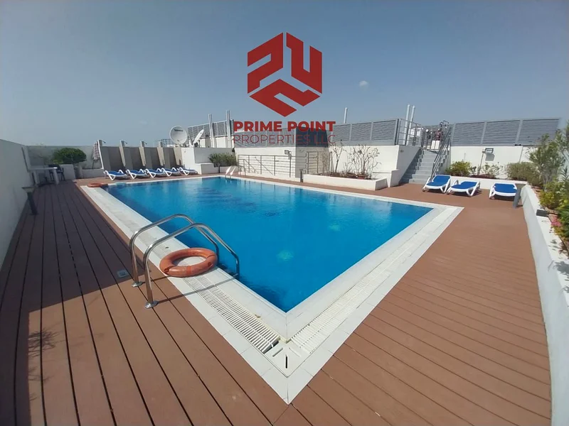 مطبخ مغلق بإطلالة على المنطقة الخضراء شاسع وفاخر ومفروش بالكامل63978120796930114