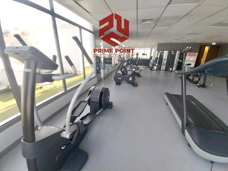 مطبخ مغلق بإطلالة على المنطقة الخضراء شاسع وفاخر ومفروش بالكامل63978120796930111