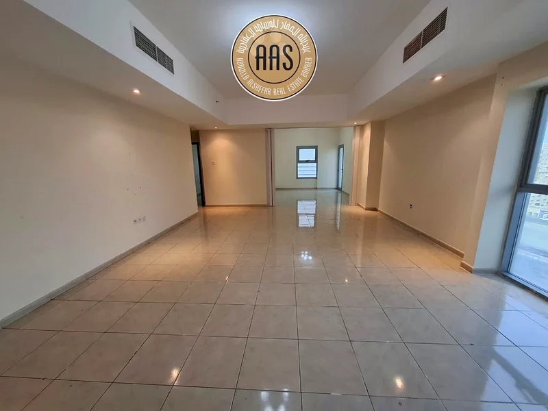 في موقع ممتاز شقة كبيرة مكونة من غرفتين نوم مع شرفة وخزائن63755028838658110