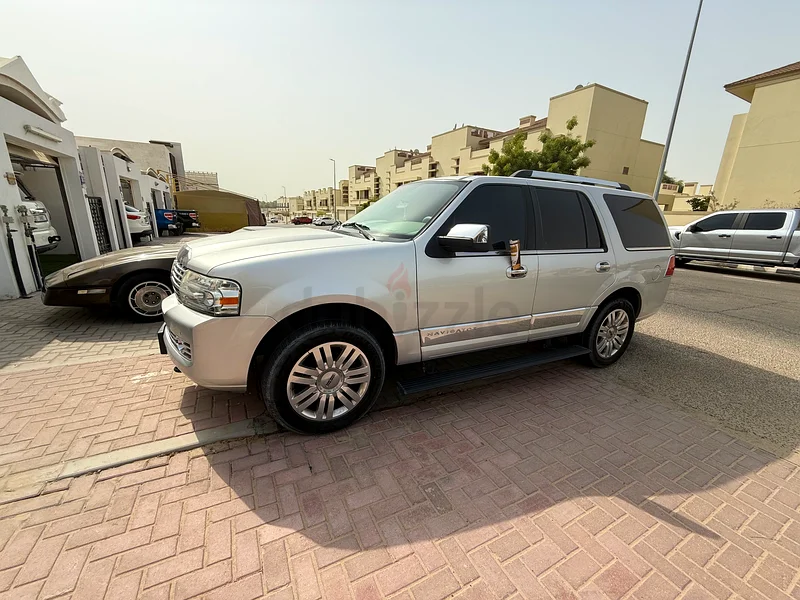 لينكولن نافيجيتور جي سي سي (سيارة عائلية) للبيع العاجل63613734707969114