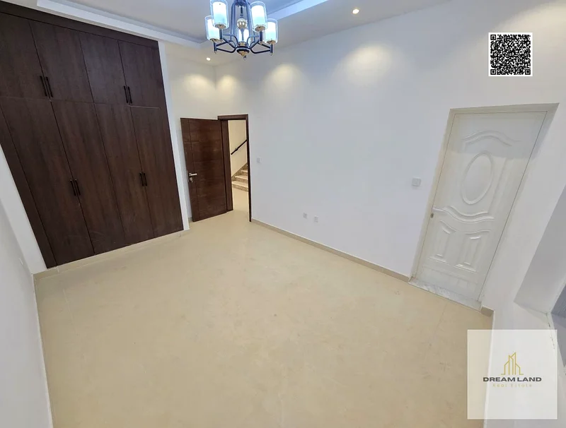 فيلا بسعر شامل جميع الخدمات، بما في ذلك الكهرباء والماء وتكاليف تكييف الهواء، تقع على الشارع الرئيسي، جاهزة للسكن في أكثر المناطق رقيًا63892909456771113