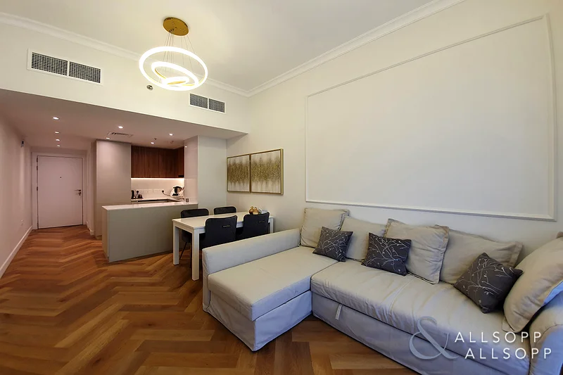 Unfurnished | Upgraded | Pool facing63786327256961113