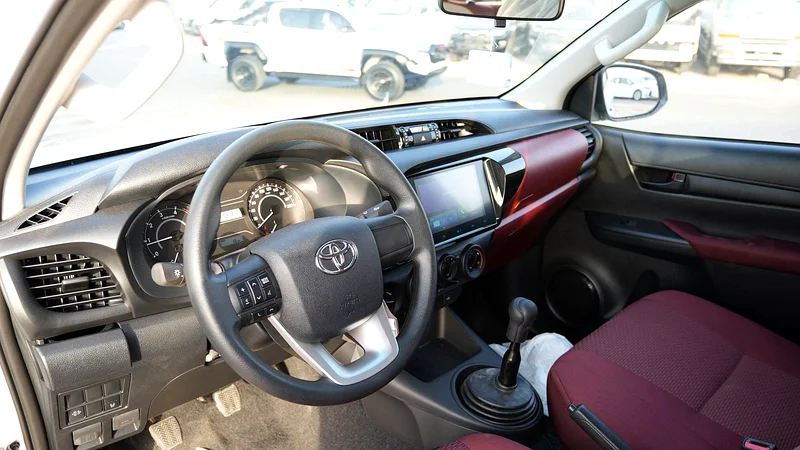TOYOTA HILUX D-4D DIESEL M/T 4X4 MODEL 202563612449497859114